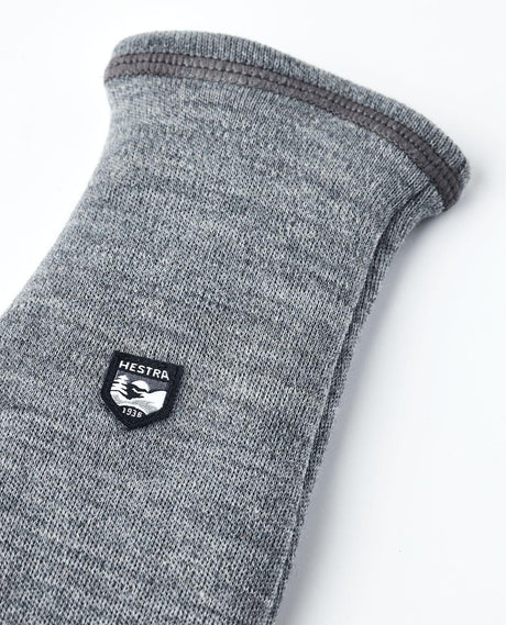 Hestra Gravita Merino Liner Mitt i grå merinoull med tydlig logotypdetalj.