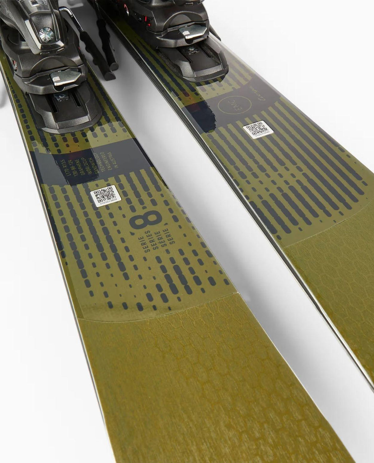 Head Porsche 8 Series allmountainskidor med förmonterade PRD 12 GW-bindningar och detaljerad grafik.