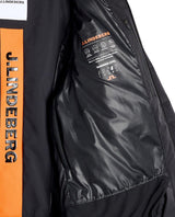 Närbild på insidan av J.Lindeberg Thornton Down Jacket Men i svart, som visar logotyper och tekniska detaljer i fodret.