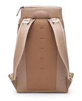 D_b_ Hugger Backpack 30L i färgen Affogato Brown, visad bakifrån med bärremmar och vadderad ryggpanel.