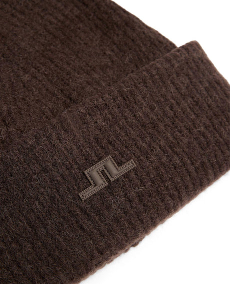J.Lindeberg Monta Beanie i brun färg med detaljbild på logotypen.