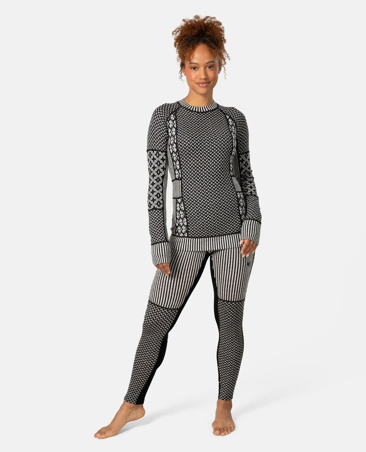 Kari Traa Smekker Long Sleeve i svart bärs som underställ tillsammans med matchande byxor för dam.