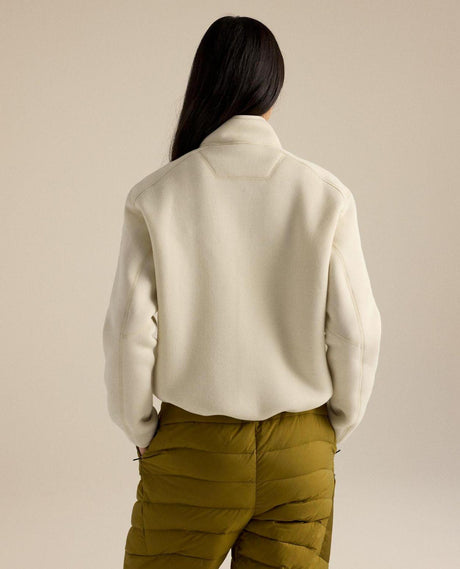 Arc'teryx Covert 1/2 Zip damtröja i återvunnen fleece sedd bakifrån i ljusbeige färg
