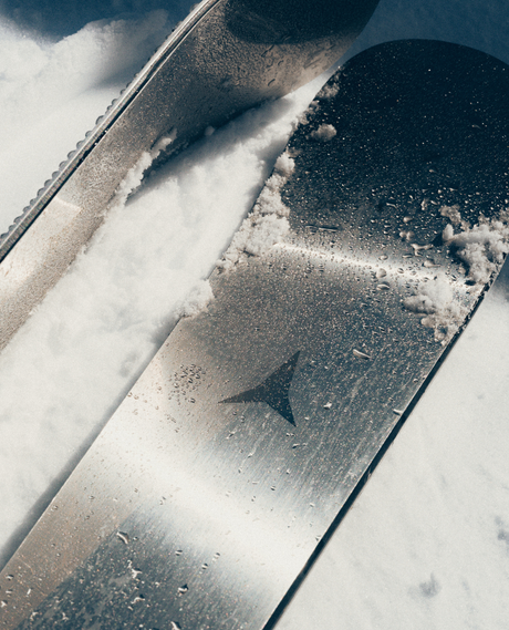 Atomic Volant 5000 pistskidor med exklusivt toppskikt i rostfritt stål och graverad logotyp i snölandskap.