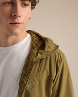 Närbild på Arc'teryx Proton SL Hoody för herrar i färgen bracken grön, som visar huvan och strukturen.