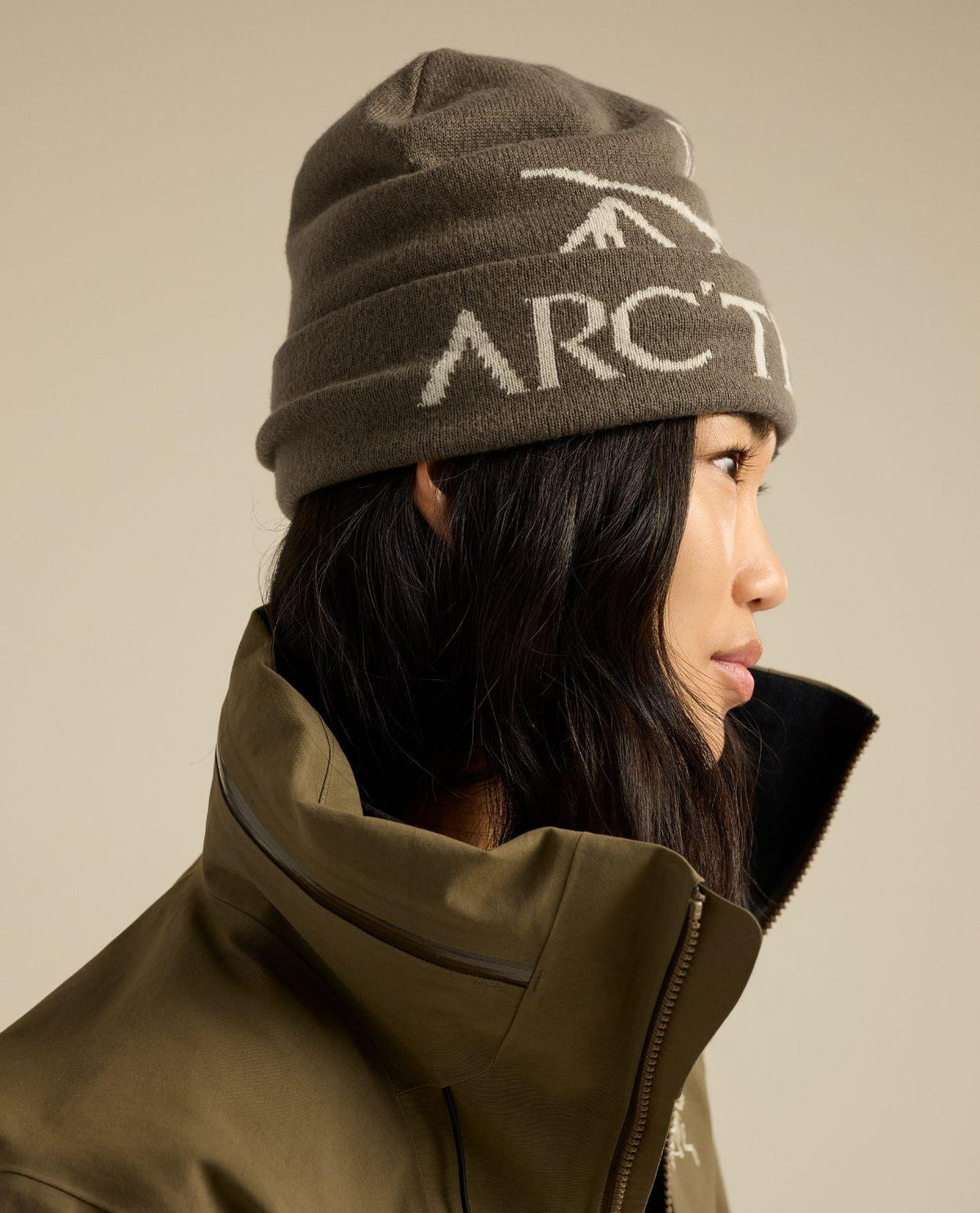 Arc'teryx Bird Word Toque i färgen Mongoose/Sea Salt på modell i profil.