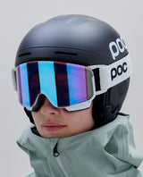 POC Nexal Mid skidglasögon i Hydrogen White med blå/lila spegellins på skidåkare med matchande hjälm.