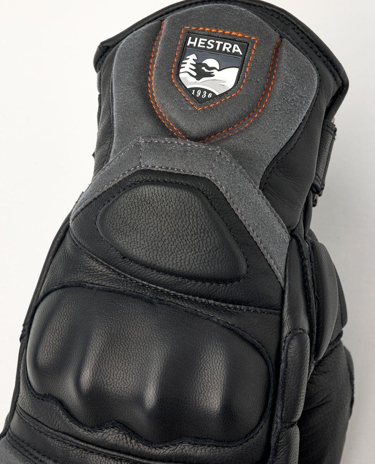 Hestra Impact Racing Sr. Mitt - Detaljbild på knogskydd och ovansida i svart getskinn.