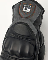 Hestra Impact Racing Sr. Mitt - Detaljbild på knogskydd och ovansida i svart getskinn.