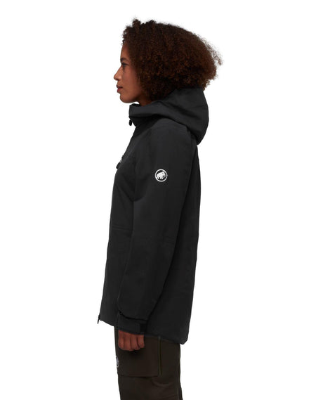 Svart dammodell av Mammut Stoney HS Hooded Jacket från sidan mot en ljus bakgrund.