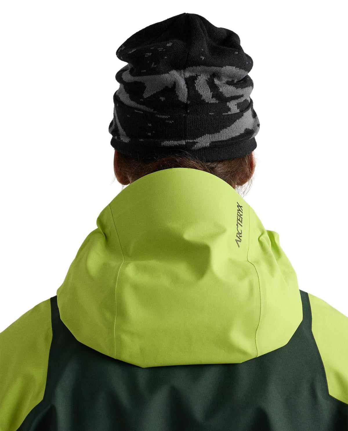 Arc'teryx Grotto Toque - Svart mössa sedd bakifrån tillsammans med skidjacka