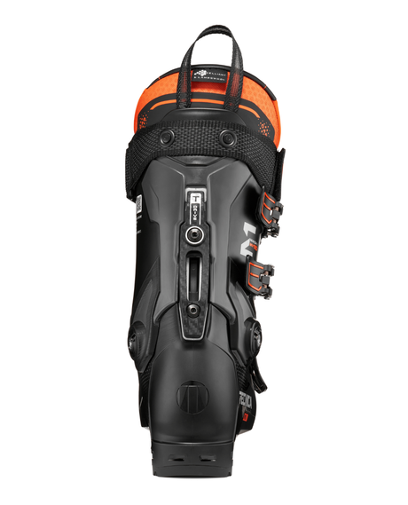 Tecnica Mach1 MV 110 TD2 alpinpjäxa i svart design, visad bakifrån med fokus på T-Drive-systemet.