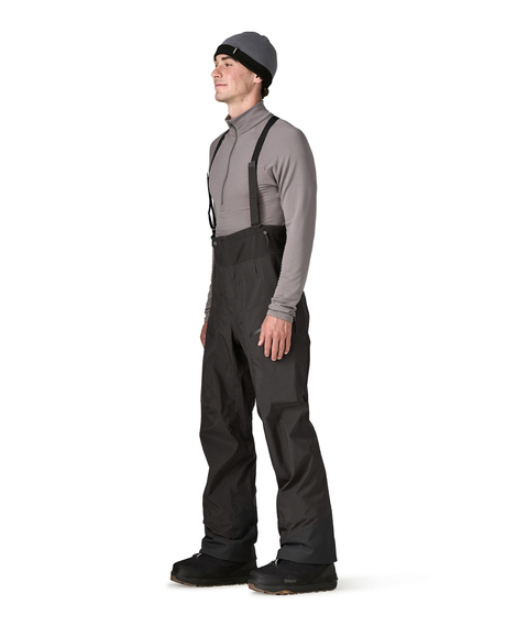 Patagonia PowSlayer Bibs Men - Svart skidbyxa i modell med hängslen på modell från sidan