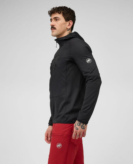 Mammut Aenergy ML Hybrid Hooded Jacket Men i svart bärs av modell i profil.