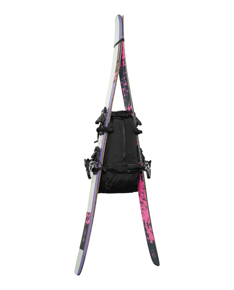 D_b_ Snow Pro Backpack 25L - Svart ryggsäck med fastspända skidor