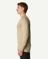 Man i profil som bär Houdini Puremerino Crew Men i färgen powder green från sidan.