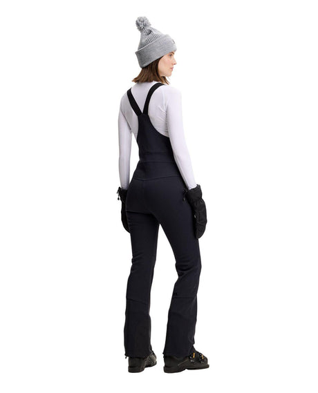 J.Lindeberg Aviana Softshell Bib Pant Women i svart visad bakifrån på skidåkare.