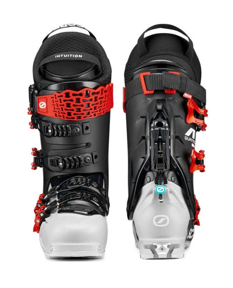 Scarpa 4-QUATTRO PRO LE i begränsad utgåva med Nikolai Schirmer visas framifrån och bakifrån i grå, svart och röd design på vit bakgrund.