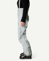 Houdini Rollercoaster Bib Pants dam i ljusgrått set från sidan med pjäxor.