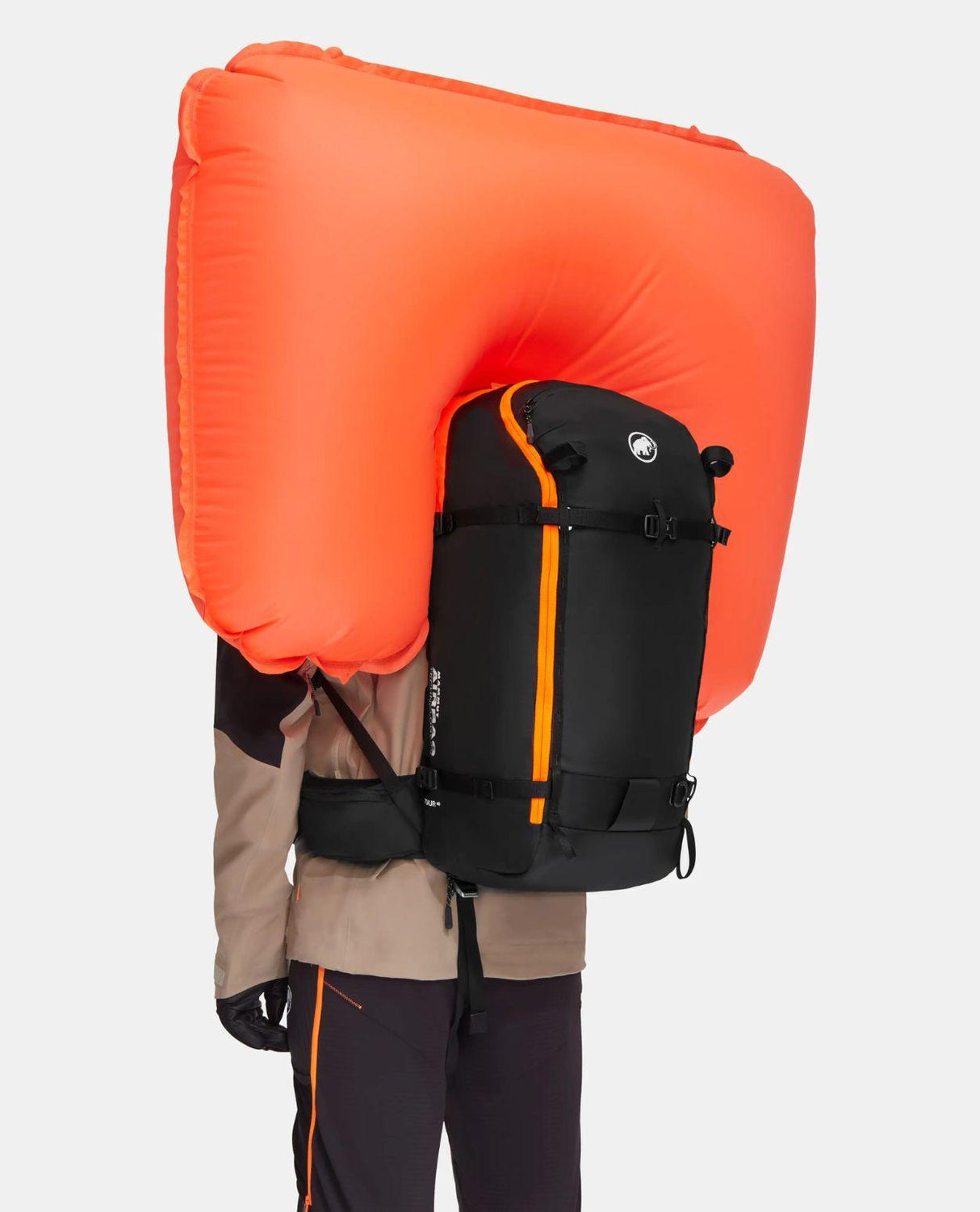 Mammut Tour 40 Removable Airbag 3.0 i svart med uppblåst orange airbagryggsäck på person.