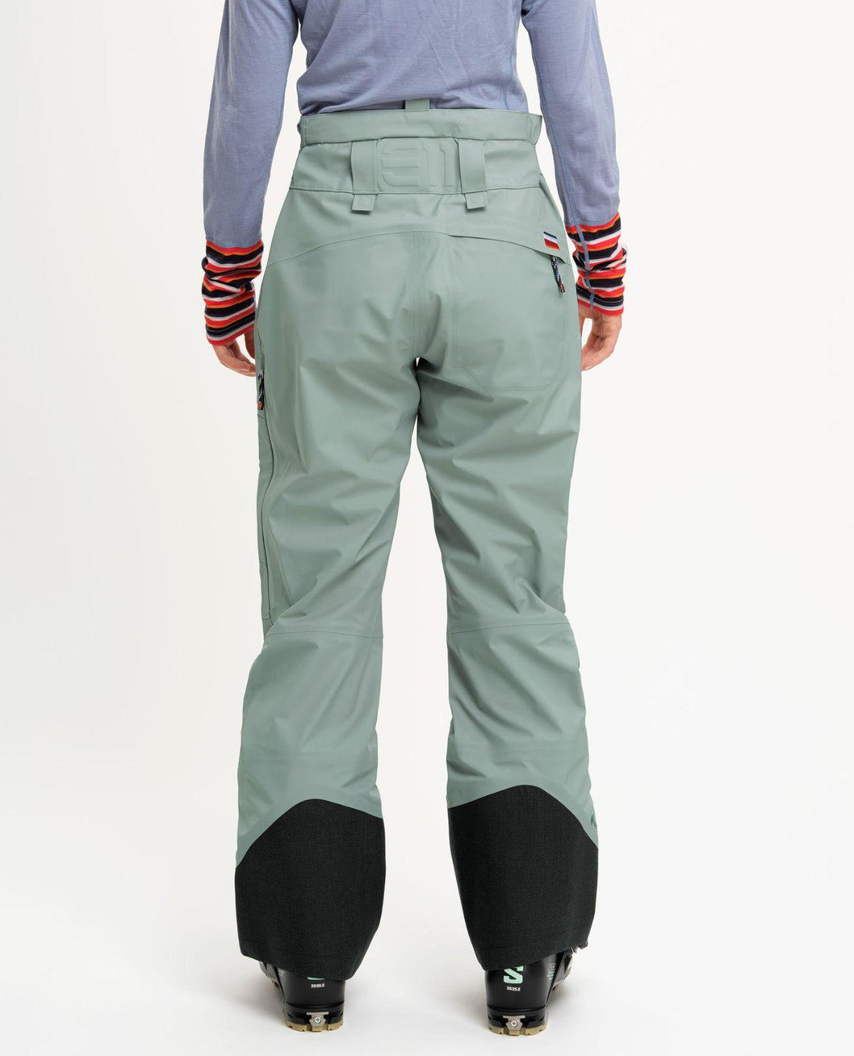 Elevenate Pure Pants Women - Winter Green skidbyxor sett bakifrån i dammodell.
