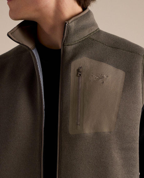 Närbild på Arc'teryx Covert Vest Men i färgen Mongoose Heather som visar bröstficka och detaljer.