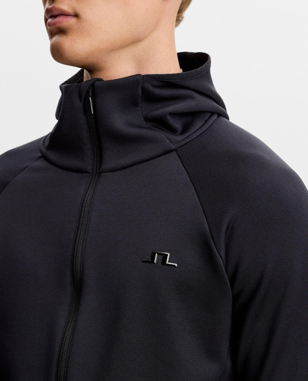 J.Lindeberg Pollock Polartec Hood Men - Svart mellanlager, närbild på krage och logotyp