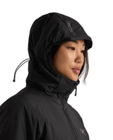 Arc'teryx Atom Hoody dam i svart med åtsittande huva och broderad logotyp. Detaljbild som visar huva och krage.