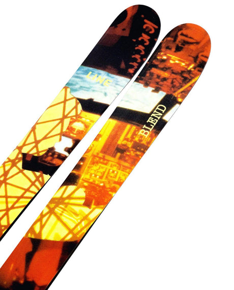 Line Blend 26/27 parkskidor visar skidornas spetsar i en nära bild med färgstark och konstnärlig grafik i gult, orange och svart.