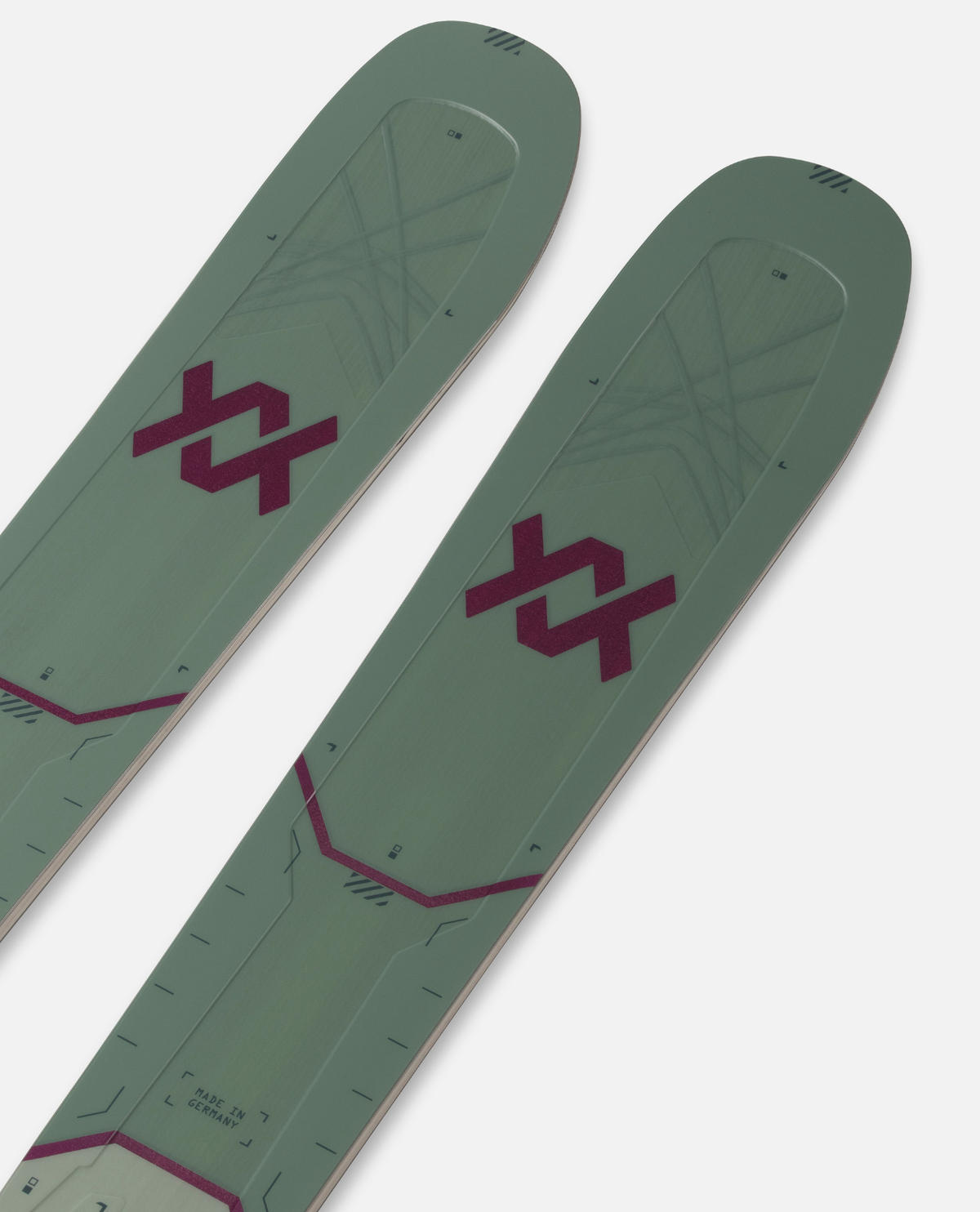Närbild på Völkl M7 Mantra Women 26/27 offpistskidor som visar de gröna skidens toppar med Völkls logotyp.