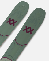 Närbild på Völkl M7 Mantra Women 26/27 offpistskidor som visar de gröna skidens toppar med Völkls logotyp.