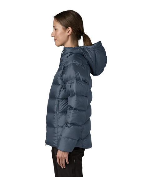 Patagonia Fitz Roy Down Hoody Women i färgen Summit Blue visas från sidan på en modell.