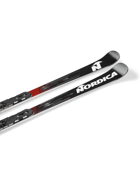 Nordica Dobermann Multigara Dept pistskidor i svart design med vit logotyp och monterade plattor.