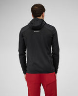 Mammut Aenergy ML Hybrid Hooded Jacket Men i svart sett bakifrån på skidåkare.