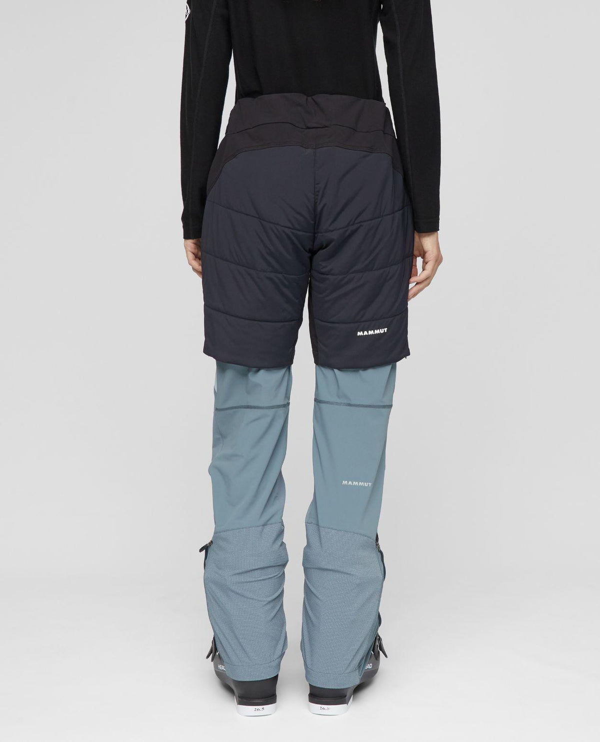 Mammut Aenergy Air IN Hybrid Shorts för dam i svart, visade bakifrån över skidbyxor.