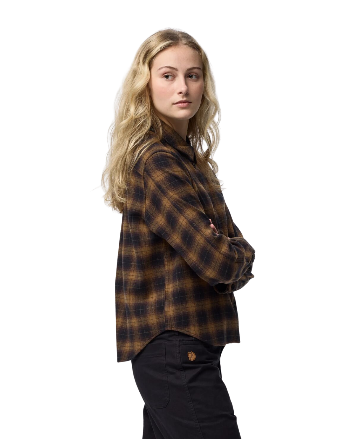 Fjällräven Övik Boxy Flannel Shirt Women i färg Black-Wood Brown på modell sedd från sidan.