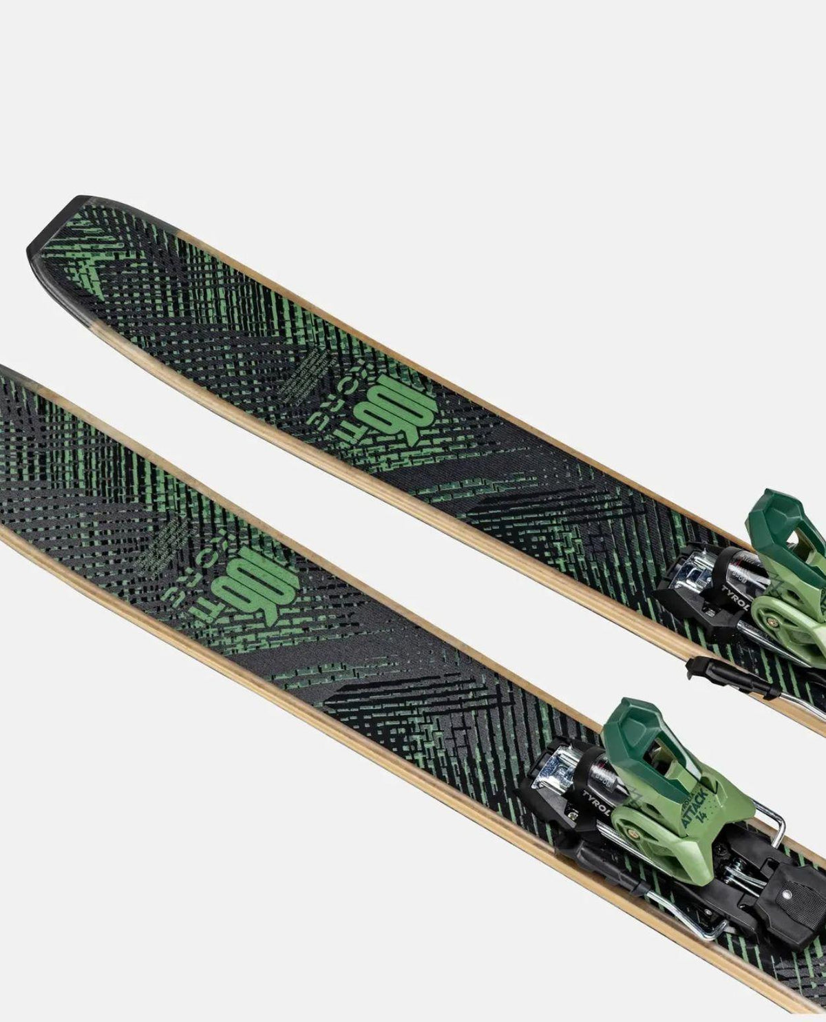 Head Kore 106 Ti 26/27 - Svart freerideskida med bindning och gröna designdetaljer från Alpingaraget
