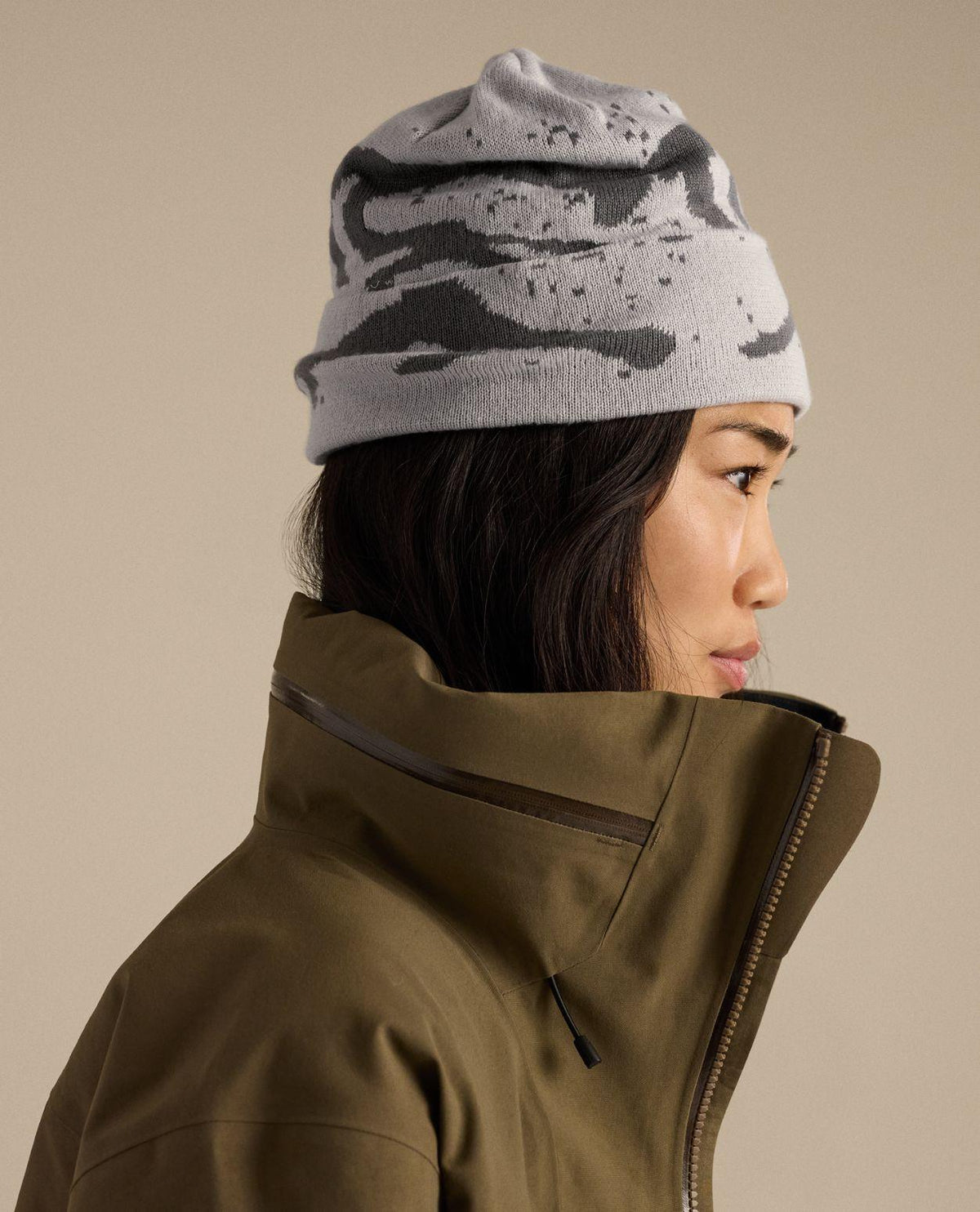 Arc'teryx Grotto Toque i grått med mönster som bärs i profil av modell iförd skidjacka.