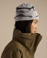 Arc'teryx Grotto Toque i grått med mönster som bärs i profil av modell iförd skidjacka.