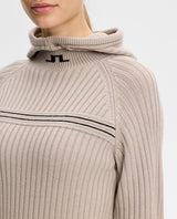Närbild på J.Lindeberg Hilda Knitted Rib Hoodie i färgen moonbeam beige med fokus på krage och logotyp.