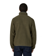 Patagonia Retro Pile Jacket Herr i färg Basin Green, visad bakifrån på modell.
