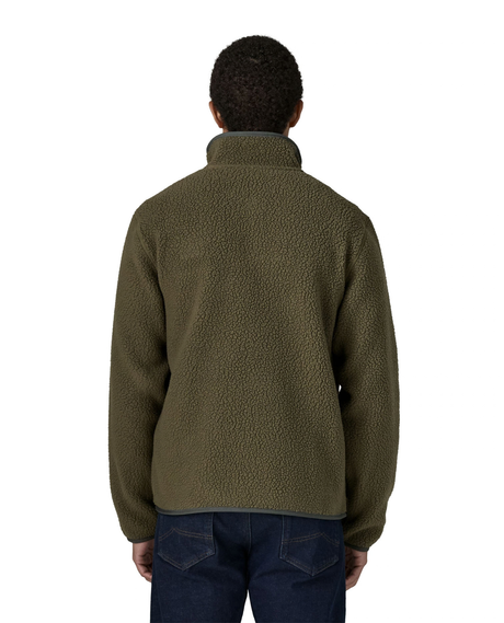 Patagonia Retro Pile Jacket Herr i färg Basin Green, visad bakifrån på modell.