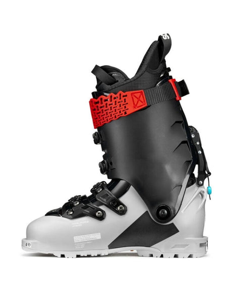 Scarpa 4-QUATTRO PRO LE i begränsad utgåva med Nikolai Schirmer i en grå och svart sidovy.