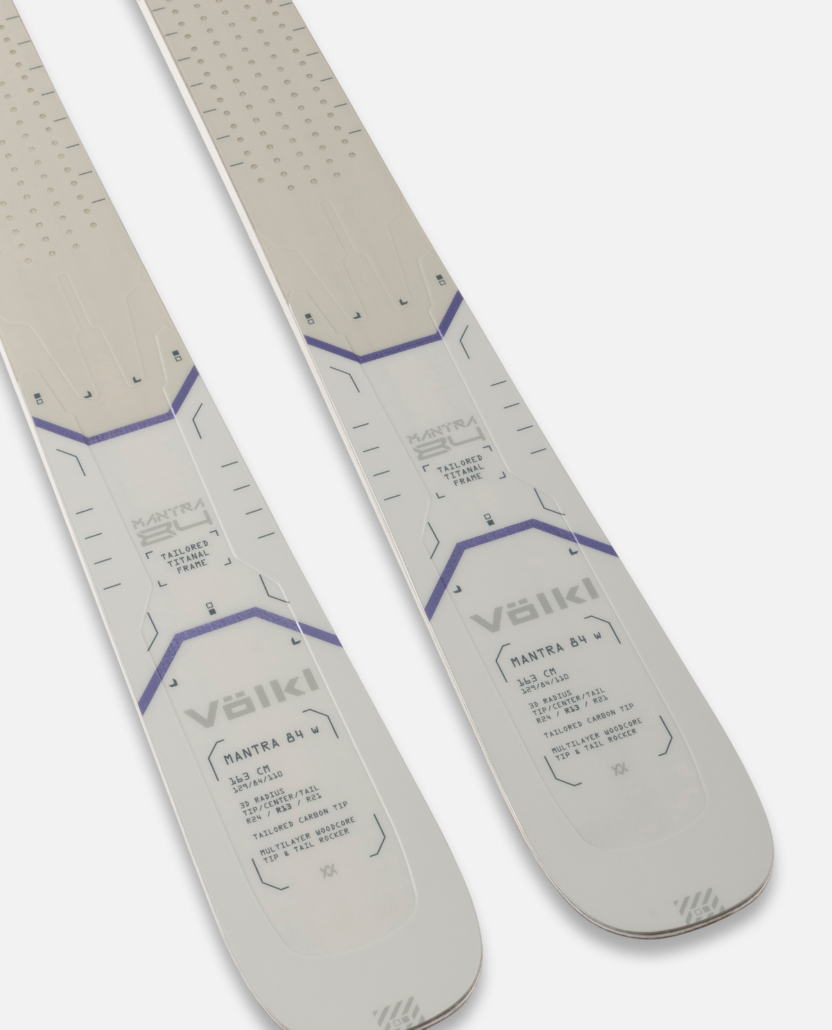 Närbild på Völkl Mantra 84 Women damernas allmountainskidor som visar ovansidans design och grafik.