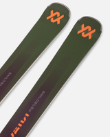 Närbild på spetsarna av pistskidorna Völkl Peregrine 76 Master med orange logotyp och textdetaljer.
