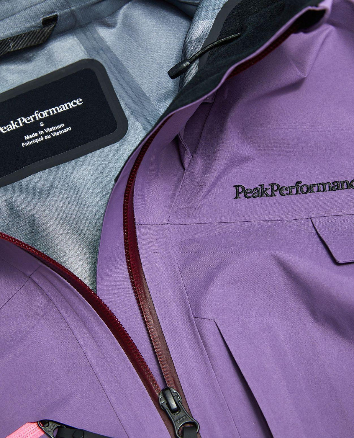 Peak Performance Alpine Gore-Tex 3L Jacka Dam i lila Montana Grape som visar detaljer på dragkedja och innerfoder.