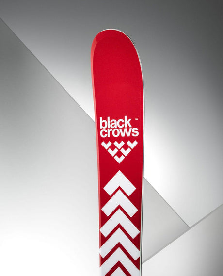 Black Crows Camox 26/27 röd allmountainskida - detaljbild på skidans tip med logotyp och chevronsmönster