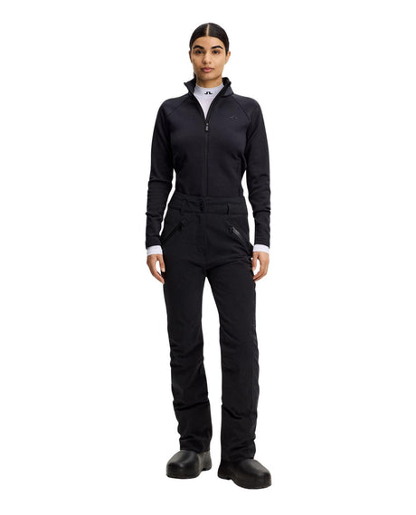 J.Lindeberg Solene Pant Women - Svart skidbyxa för damer i modellens outfit.