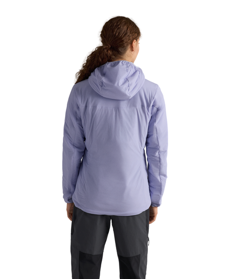 Arc'teryx Proton Hoody dam i lila färg visad bakifrån med huva och åtsittande passform.
