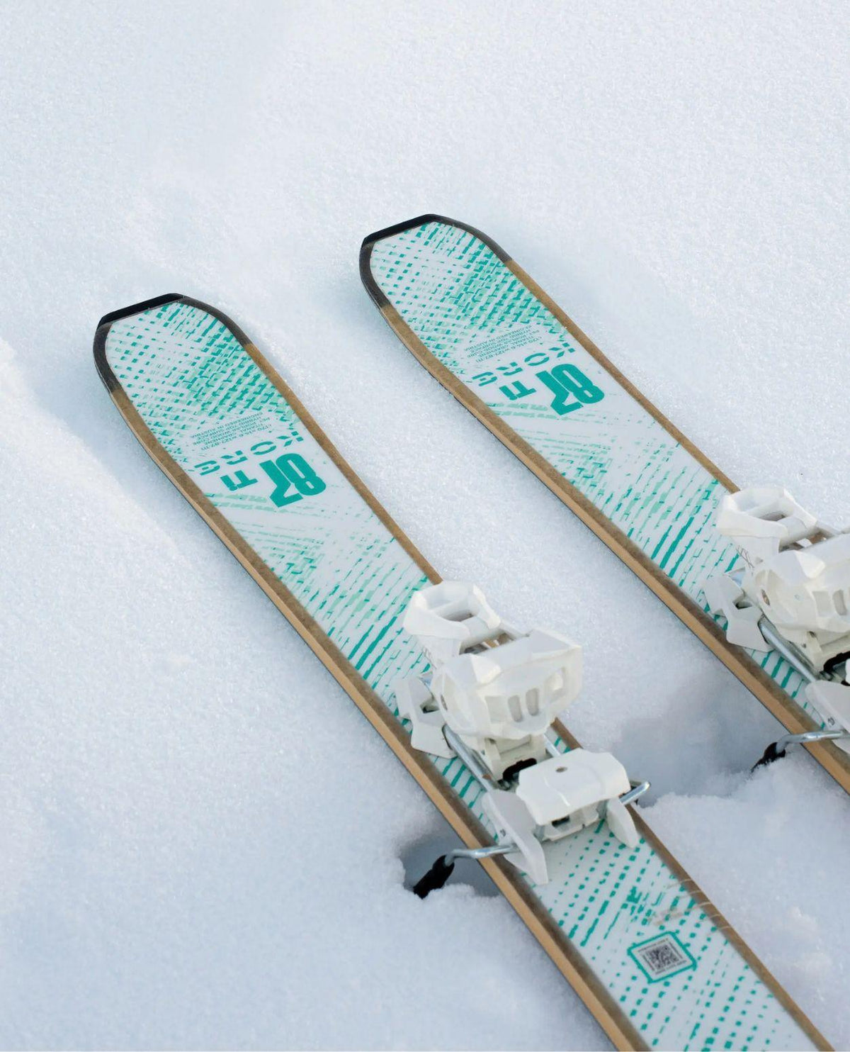 Head Kore 87 Ti Women damer skidor i vit design stående i snö